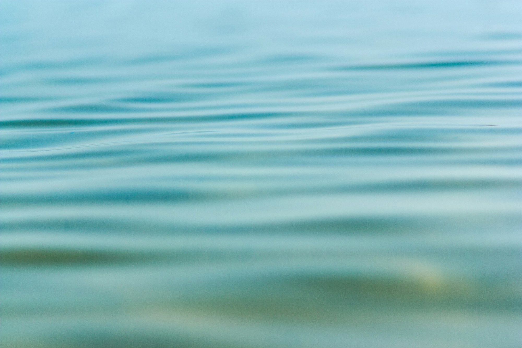 Reflejos turquesa sobre el agua en movimiento suave