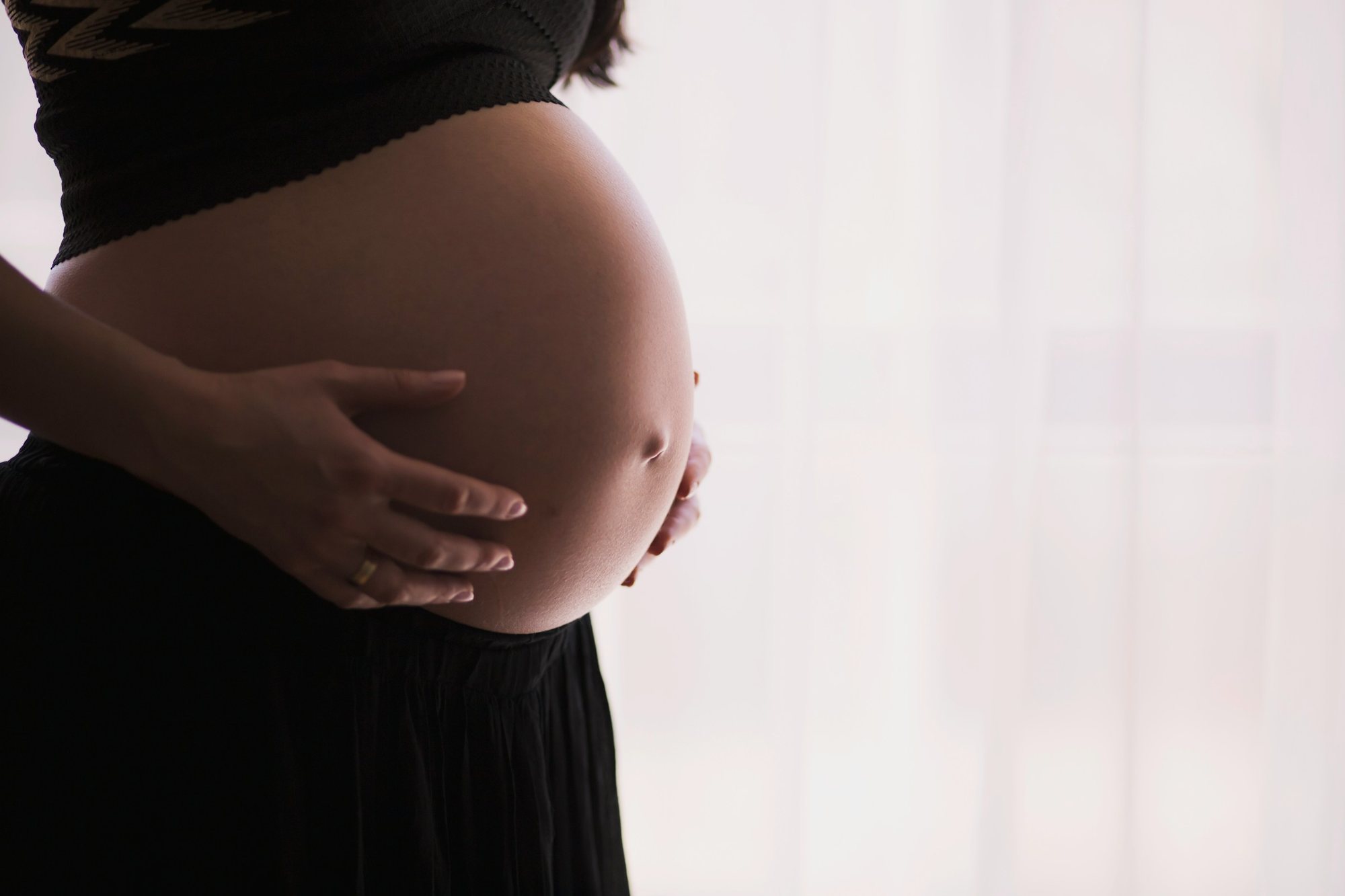 Vientre de una mujer embarazada con luz suave