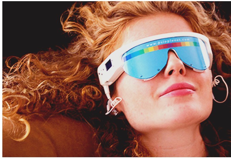 Persona con las gafas de luminoterapia Psio durante una sesión de relajación